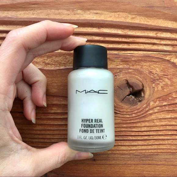 MAC Hyper Real Foundation, Violet - Picture 3 of 5